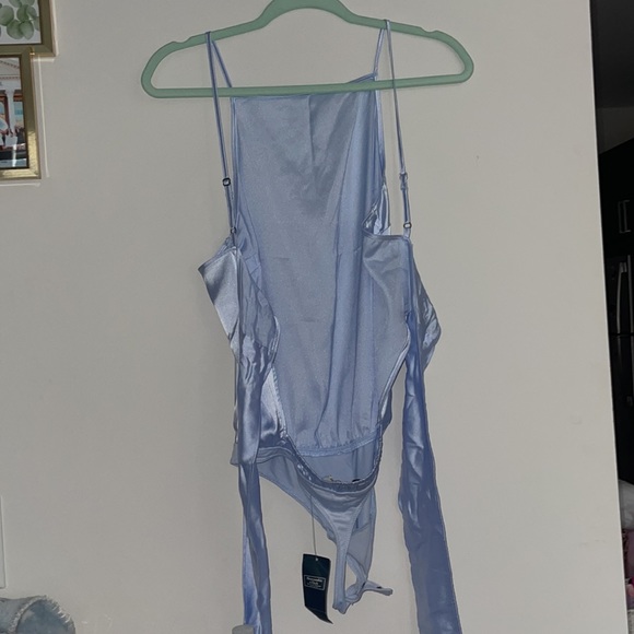 Silky light blue open back with bow bodysuit - Picture 8 of 10